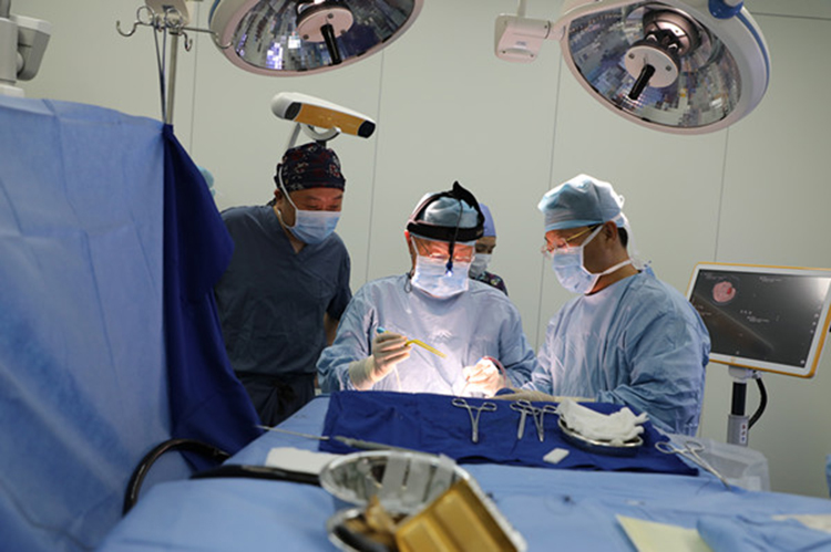 周良輔院士主刀華山西院第一台手術.jpg 周良輔院士主刀華山西院第一台手術.jpg